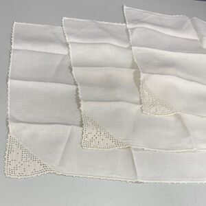 Elegant Vintage White napkins with butterfly crocket corners